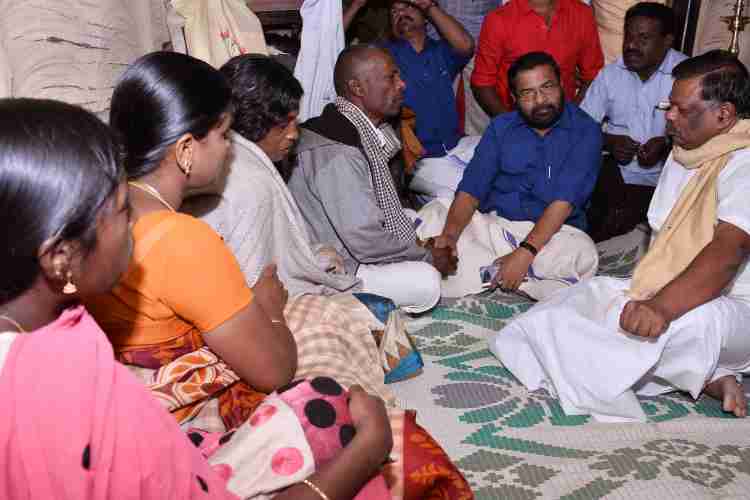 മന്ത്രി കടകംപള്ളി സുരേന്ദ്രന്‍ അഭിമന്യുവിന്റെ വീട് സന്ദര്‍ശിക്കുു