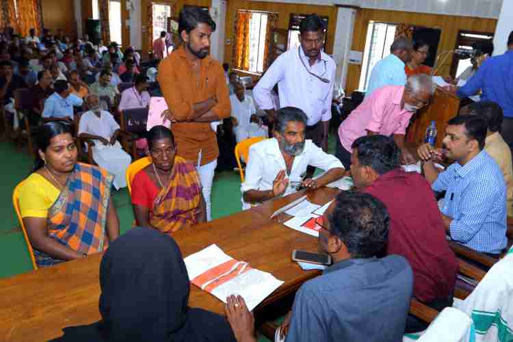 കാസര്‍കോട് മുന്‍സിപ്പല്‍ കോണ്‍ഫറന്‍സ് ഹാളില്‍ ജില്ലാ കളക്ടര്‍ ജീവന്‍ ബാബു നടത്തിയ താലൂക്ക്തല പരാതിപരിഹാര അദാലത്ത് 