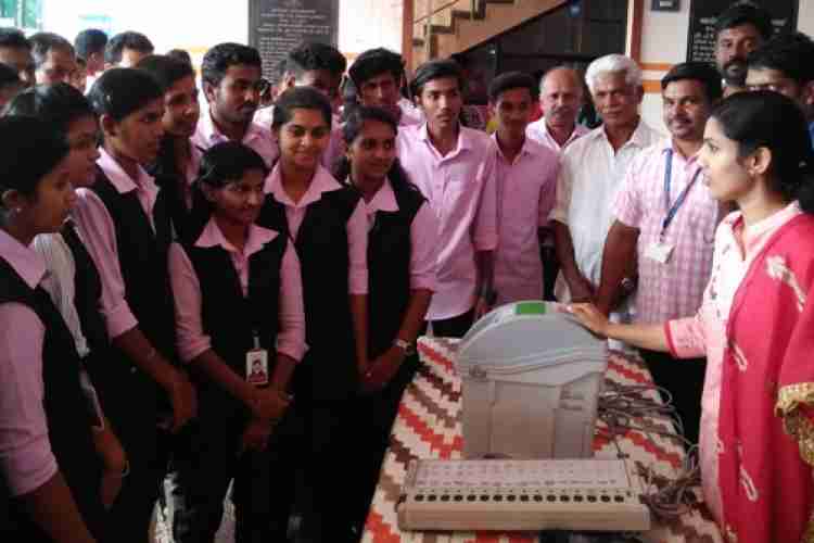അടിമാലി ഗ്രാമപഞ്ചായത്തില്‍ സംഘടിപ്പിച്ച സ്വീപ് വോട്ടിംഗ് പരിശീലന പരിപാടിയില്‍ ദേവികുളം സബ് കളക്ടര്‍ ഡോ. രേണു രാജ് വിദ്യാര്‍ത്ഥികള്‍ക്ക് വി വി പാറ്റ് മെഷ്യന്‍ പരിചയപെടുത്തുന്നു. 