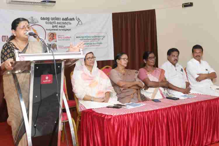 ഇരിട്ടി മാടത്തിൽ മൗണ്ട് ഫോർട്ടിൽ നടന്ന വനിത കമ്മീഷന്റെ സംസ്ഥാന സെമിനാർ സംസ്ഥാന വനിതാ കമ്മീഷൻ അധ്യക്ഷ അഡ്വ. പി സതീദേവി ഉദ്ഘാടനം ചെയ്യുന്നു.