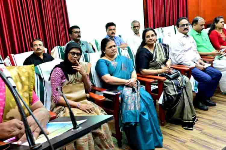 സാക്ഷരതാ മിഷന്റെ ആഭിമുഖ്യത്തിൽ ജില്ലാ പഞ്ചായത്ത് ഹാളിൽ നടന്ന  ഹയർ  സെക്കണ്ടറി തുല്യത വിജയോത്സവവും ബിരുദപഠന സെമിനാറും ജില്ലാ പഞ്ചായത്ത് പ്രസിഡണ്ട്  അഡ്വ. കെ  കെ രത്നകുമാരി ഉദ്ഘാടനം  ചെയ്യുന്നു