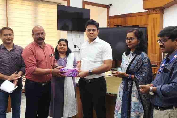തദ്ദേശസ്വയംഭരണ വകുപ്പ് പട്ടികജാതി-പട്ടികവര്‍ഗ്ഗ ഉന്നതികളില്‍ നടപ്പിലാക്കുന്ന പുസ്തക സമാഹരണ പദ്ധതിയായ അക്ഷരോന്നതിയുടെ കോട്ടയം ജില്ലാതല വിതരണോദ്ഘാടനം ജില്ലാ കളക്ടര്‍ ചേതന്‍ കുമാര്‍ മീണ നിര്‍വഹിക്കുന്നു