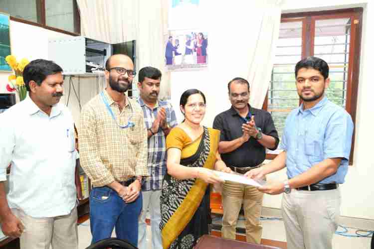 അടിമാലി താലൂക്ക് ആശുപത്രിയെ നവജാത ശിശുക്കളുടെ സ്ഥിരം എന്റോള്‍മെന്റ് കേന്ദ്രമാക്കു ഉത്തരവ് ഡി.എം.ഒ ഡോ.പി.കെ സുഷമ ജില്ലാകലക്ടര്‍ ജി.ആര്‍ ഗോകുലിന് കൈമാറുു.