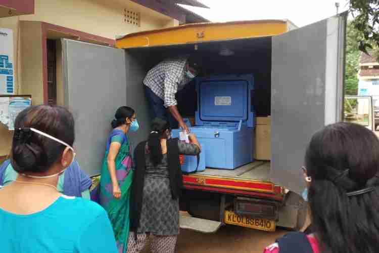 കോവിഡ് വാക്സിൻ വിതരണ കേന്ദ്രമായ അമ്പലപ്പാറ സാമൂഹിക ആരോഗ്യകേന്ദ്രത്തിൽ വാക്സിൻ എത്തിക്കുന്നു.