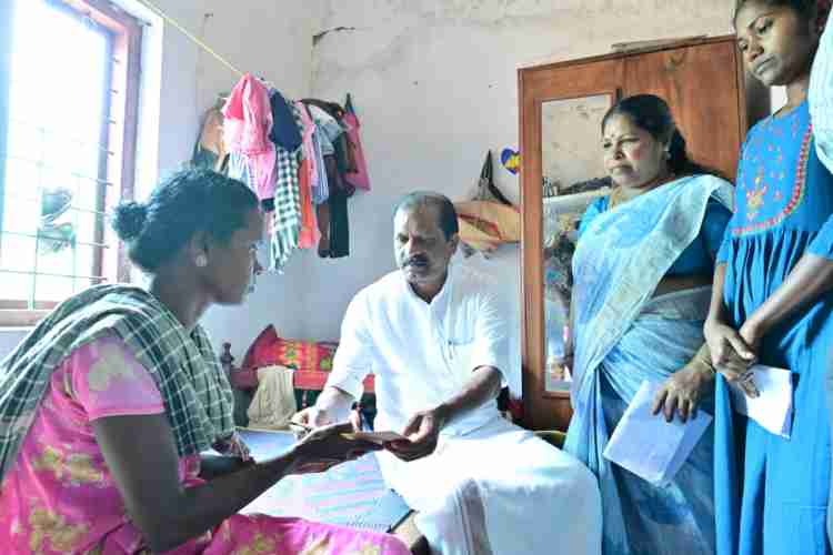 കാട്ടാന ആക്രമണത്തിൽ കൊല്ലപ്പെട്ട അനീഷിന്റെ കുടുംബത്തിന് മന്ത്രി ധനസഹായം കൈമാറി