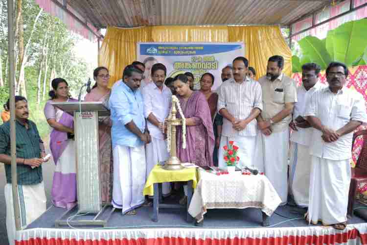 അരുവാപ്പുലം ഗ്രാമപഞ്ചായത്തിലെ ഏഴാം വാര്‍ഡില്‍ നിര്‍മിച്ച അങ്കണവാടി കെട്ടിടം പ്രസിഡന്റ് രേഷ്മ മറിയം റോയ് ഉദ്ഘാടനം ചെയ്യുന്നു