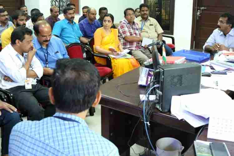 ലോക്‌സഭാ തിരഞ്ഞെടുപ്പുമായി ബന്ധപ്പെട്ട്  ജില്ലയിലെ ആന്റി ഡിഫേഴ്‌സ്‌മെന്റ് സ്‌ക്വാഡിന്റെ പ്രവര്‍ത്തനം കലക്ടറുടെ നേതൃത്വത്തില്‍ വിലയിരുത്തുന്നു. 