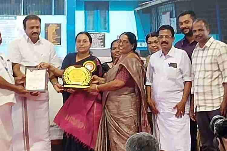 തിരുവനന്തപുരം നിശാഗന്ധി ഓഡിറ്റോറിയത്തിൽ നടന്ന ചടങ്ങിൽ ആരോഗ്യ വകുപ്പ് മന്ത്രി വീണാ ജോർജ്ജിൽ നിന്നും മാഞ്ഞൂർ ഗ്രാമ പഞ്ചായത്ത് പ്രസിഡന്റ് കോമളവല്ലി രവീന്ദ്രന്റെ നേതൃത്വത്തിലുള്ള സംഘം ആർദ്രകേരളം പുരസ്‌കാരം ഏറ്റുവാങ്ങുന്നു.