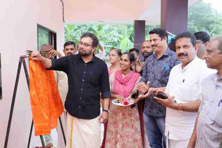 എം പി ഫണ്ടിൽ നിന്ന് അരീക്കമല ഗവ യു പി  സ്കൂളിന് പുതിയതായി നിർമ്മിച്ച കെട്ടിടത്തിന്റെ ഉദ്ഘാടനം ഡോ. ജോൺ ബ്രിട്ടാസ്  എം പി നിർവഹിക്കുന്നു