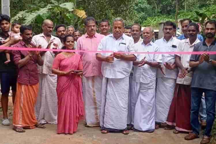 അറുകോൺമല - കൊല്ലമ്പാറ - ഞായറുകുളം റോഡ് ഗ്രാമ പഞ്ചായത്ത് പ്രസിഡന്റ് കെ.സി. ജെയിംസ് ഉദ്ഘാടനം ചെയ്യുന്നു.