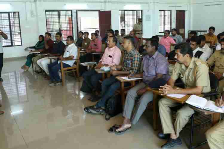 ആന്റി ഡിഫേഴ്സ്മെന്റ് സ്‌ക്വാഡില്‍ നിയോഗിക്കപ്പെട്ട പോലീസ് ഉദ്യോഗസ്ഥരുടെ പരിശീലനത്തില്‍ അഡീഷണല്‍ പോലീസ് സൂപ്രണ്ടണ്‍് മുഹമ്മദ് ഷാഫി സംസാരിക്കുന്നു.