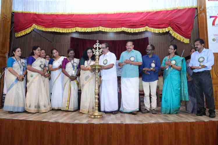 പത്താമത് ആയുര്‍വേദ ദിനാചരണത്തിന്റെ ജില്ലാതല ഉദ്ഘാടനം കാതോലിക്കേറ്റ് കോളജില്‍ ജില്ലാ പഞ്ചായത്ത് പ്രസിഡന്റ് ജോര്‍ജ് എബ്രഹാം നിര്‍വഹിക്കുന്നു