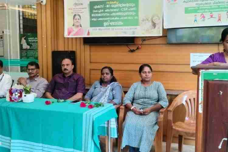 കണ്ണൂർ ജില്ലാ ആയുർവേദ ആശുപത്രിയിൽ സ്ഥാപിച്ച എക്സ് റേ മെഷീന്റെയും ബാലമാനസം പദ്ധതിയുടെയും ഉദ്ഘാടനം ജില്ലാ പഞ്ചായത്ത്‌ പ്രസിഡന്റ്‌ അഡ്വ. കെ കെ രത്നകുമാരി നിർവഹിക്കുന്നു.