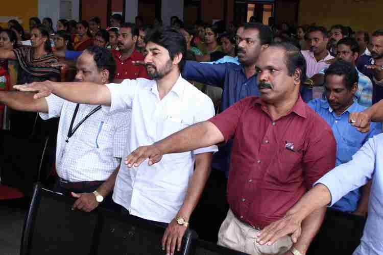ഭരണഘടനദിനാചരണത്തിന്റെ ഭാഗമായി കളക്ട്രേറ്റ് ജീവനക്കാര്‍ ഭരണഘടന പ്രതിജ്ഞയെടുത്തു