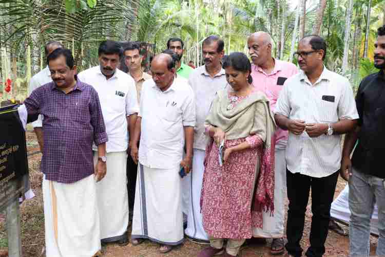 കുറുവേലി  അട്ടോളി ഇല്ലം വി സി ബി കം ബ്രിഡ്ജ് പ്രവൃത്തി ഉദ്ഘാടനം ടി ഐ മധുസൂദനൻ എം എൽ എ നിർവ്വഹിക്കുന്നു