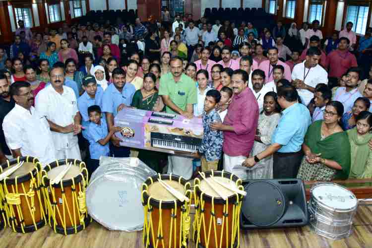 ജില്ലാ പഞ്ചായത്ത് വാർഷിക പദ്ധതിയിലുൾപെടുത്തി ബഡ്‌സ് സ്ഥാപനങ്ങൾക്കുള്ള സംഗീതോപകരണങ്ങളുടെ വിതരണോദ്‌ഘാടനം ജില്ലാ പഞ്ചായത്ത് പ്രസിഡന്റ് അഡ്വ കെ കെ രത്നകുമാരി നിർവ്വഹിക്കുന്നു