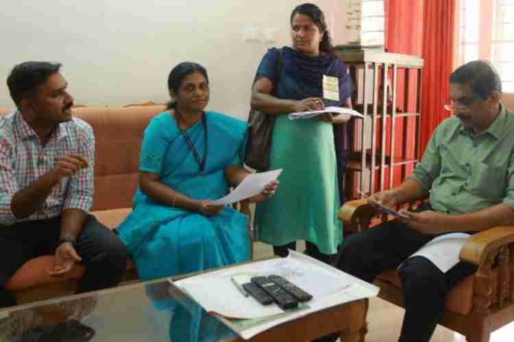 കുഷ്ഠരോഗ നിര്‍ണ്ണയ ക്യാമ്പയിന്‍ ജില്ലാതലഉദ്ഘാടനം ജില്ലാകലക്ടര്‍എച്ച്. ദിനേശന്റെ ക്യാമ്പ് ഓഫീസില്‍ഗൃഹസന്ദര്‍ശനം നടത്തിആരംഭിക്കുന്നു. 