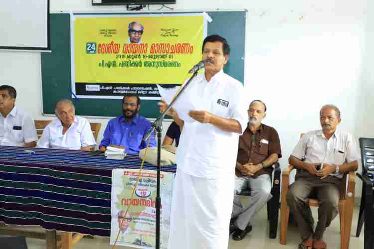 ദേശീയ വായനാ മാസചരണത്തിന്റെ  ഭാഗമായി പി എന്‍ പണിക്കര്‍ ഫൗണ്ടേഷനും ജില്ലാതല വായന പക്ഷാചരണ സംഘാടക സമിതിയും കാന്‍ഫെഡിന്റെ സഹകരണത്തോടെ ചട്ടഞ്ചാല്‍ ഹയര്‍  സെക്കണ്ടറി സ്‌കൂളില്‍ സംഘടിപ്പിച്ച കുമരനാശന്റെ  ചിന്താവിഷ്ടയായ സീതയുടെ  നൂറാം വാര്‍ഷികത്തിന്റെ ജില്ലാതല ഉദ്ഘാടനം മുന്‍ എം എല്‍ എ, കെ പി കുഞ്ഞിക്കണ്ണന്‍ നിര്‍വഹിച്ച് സംസാരിക്കുന്നു
