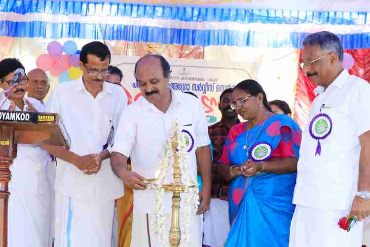 പരപ്പ ബ്ലോക്ക് പഞ്ചായത്തിനായി കിനാനൂര്‍ കരിന്തളം ഗ്രാമ പഞ്ചായത്തില്‍ സംസ്ഥാന കൃഷി വകുപ്പ് അനുവദിച്ച കാര്‍ഷിക സേവന കേന്ദ്രം ഉദ്ഘാടനം മന്ത്രി ഇ. ചന്ദ്രശേഖരന്‍ നിര്‍വഹിക്കുന്നു. 