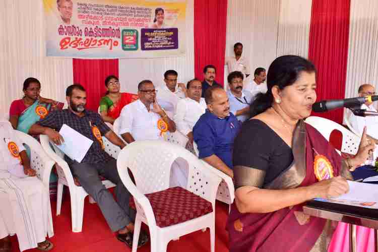   അഴീക്കോട് ഗവ ഹയർ സെക്കണ്ടറി സ്കൂൾ ക്‌ളാസ് റൂം കെട്ടിടത്തിൻറ്റെ ഉദ്‌ഘാടനം മന്ത്രി ജെ മേഴ്സികുട്ടിയമ്മ  നിർവഹിക്കുന്നു  