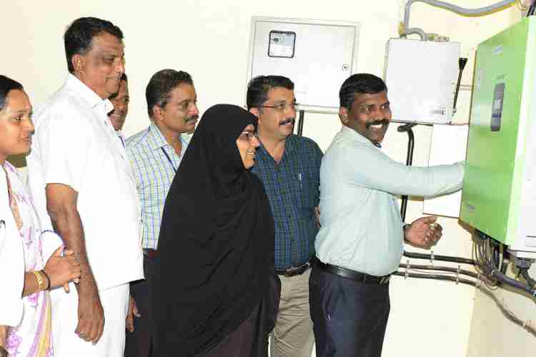 തൃക്കരിപ്പൂര്‍ ഗ്രാമപഞ്ചായത്ത് നിര്‍മ്മിച്ച സൗരോര്‍ജ്ജ പാനലിന്റെ ഉദ്ഘാടനം  ജില്ലാ കലക്ടര്‍  ജീവന്‍ബാബു. കെ നിര്‍വഹിക്കുന്നു. 