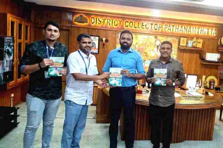 നിയമസഭ തിരഞ്ഞെടുപ്പ് ഹരിതചട്ടം പാലിച്ചുനടത്തുന്നതിന്റെ ഭാഗമായുളള കൈപുസ്തകം ജില്ലാകലക്ടര്‍ എസ്. പ്രേംകൃഷ്ണന്‍ പ്രകാശനം ചെയ്യുന്നു