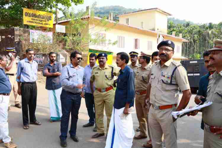 വനമേഖലകളോട് ചേര്‍ന്നുള്ള പോളിംഗ് ബൂത്തുകളില്‍ സുരക്ഷ ശക്തമാക്കുന്നതിന്റെ ഭാഗമായി ജില്ലാ കളക്ടര്‍ ഡോ.ഡി.സജിത് ബാബുവിന്റെ നേതൃത്വത്തിലുള്ള ഉന്നതതല സംഘം സന്ദര്‍ശിച്ചപ്പോള്‍. ജില്ലാ പോലീസ് മേധാവി ജെയിംസ് ജോസഫ് ഉള്‍പ്പെടെയുള്ളവര്‍ സമീപം. 