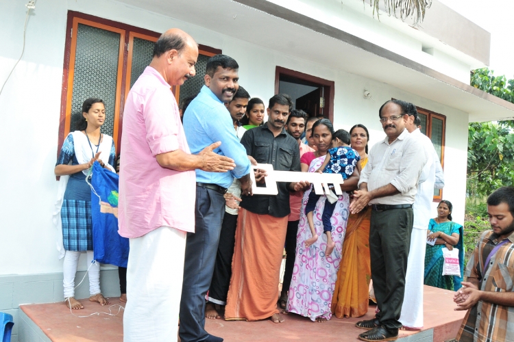   മടിക്കൈ മോഡല്‍കോളേജ് എന്‍.എസ്.എസ് വിദ്യാര്‍ത്ഥികള്‍ സഹപാടി സുശോഭിന് നിര്‍മ്മിച്ചുനല്‍കിയ വീടിന്റെ താക്കോല്‍ ജില്ലാ കളക്ടര്‍ ജീവന്‍ ബാബു കൈമാറുന്നു. 