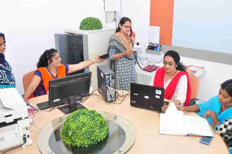കളക്ടറേറ്റില്‍ തെരഞ്ഞെടുപ്പ് കണ്‍ട്രോള്‍ റൂമിന്റെ പ്രവര്‍ത്തനത്തില്‍ ഏര്‍പ്പെട്ടിരിക്കുന്ന വനിതാ ജീവനക്കാര്‍.