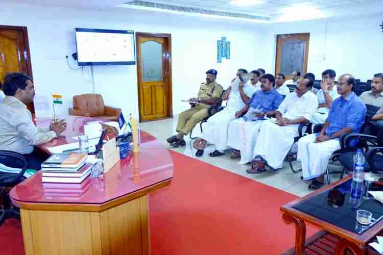  കാസര്‍കോട് മണ്ഡലത്തിലെ വോട്ട് എണ്ണുന്നതിനുള്ള ഉദ്യോഗസ്ഥരുടെ രണ്ടാംഘട്ട റാന്‍ഡമൈസേഷന്‍, പൊതുനിരീക്ഷന്‍ എസ്.ഗണേഷിന്റെയും സ്ഥാനാര്‍ഥികളുടെയും പ്രതിനിധികളുടെയും സാന്നിധ്യത്തില്‍ വരണാധികാരി ഡോ.ഡി.സജിത് ബാബു നിര്‍വഹിക്കുന്നു.