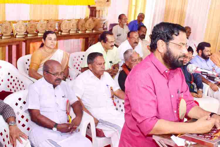 ക്ഷേത്രകല അക്കാദമി അവാര്‍ഡ് വിതരണം ചെറുകുന്ന് അന്നപൂര്‍ണേശ്വരി ക്ഷേത്രം- മന്ത്രി കടകംപള്ളി സുരേന്ദ്രന്‍ നിര്‍വ്വഹിക്കുന്നു.