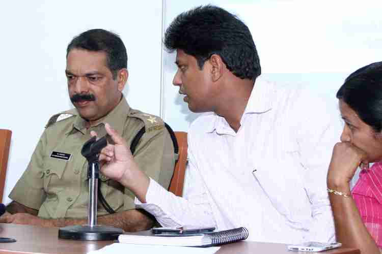 കുട്ടികള്‍ക്കിടയിലെ ലഹരിയുപയോഗം തടയാന്‍ പുതിയ പദ്ധതി ജ്യോതിയുടെ രൂപീകരണത്തിനായി കളക്ടറേറ്റ് സ്പാര്‍ക് ഹാളില്‍ ചേര്‍ന്ന ആലോചനായോഗത്തില്‍ ജില്ലാ കളക്ടര്‍ കെ മുഹമ്മദ് വൈ സഫീറുള്ള സംസാരിക്കുന്നു. സാമൂഹ്യനീതി ഓഫീസര്‍ പ്രീതി വില്‍സണ്‍, എക്‌സൈസ് ഡെപ്യൂട്ടി കമ്മീഷണര്‍ കെ എ നെല്‍സണ്‍,  ജില്ലാ ശിശുസംരക്ഷണഓഫീസര്‍ സൈന തുടങ്ങിയവര്‍ സമീപം