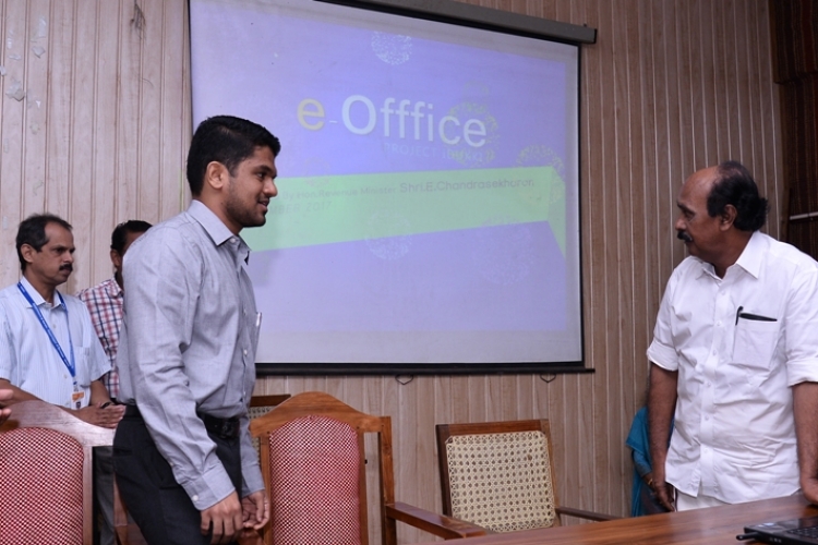ട്ടയ നടപടികൾ വേഗത്തിലാക്കാനും  ഫയൽ സംവിധാനം  സുതാര്യമാക്കാനുമുള്ള  ഇ-ഓഫീസ് പദ്ധതി റവന്യു മന്ത്രി ഇ.ചന്ദ്രശേഖരൻ കളക്ട്രേറ്റിൽ ഉദ്ഘാടനം ചെയ്യുന്നു.
