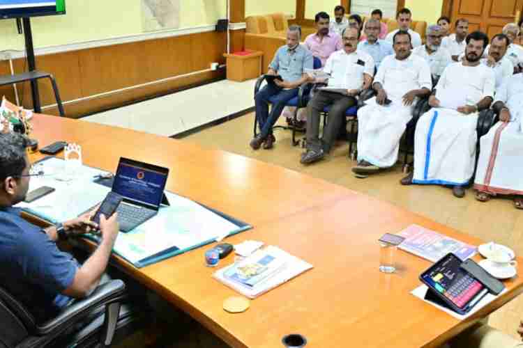 ബൂത്തുകളുടെ അകത്തും പുറത്തും മുഴുവൻ സമയവും വെബ് കാസ്റ്റിംഗ് ഉണ്ടാവും: ജില്ലാ കളക്ടർ 