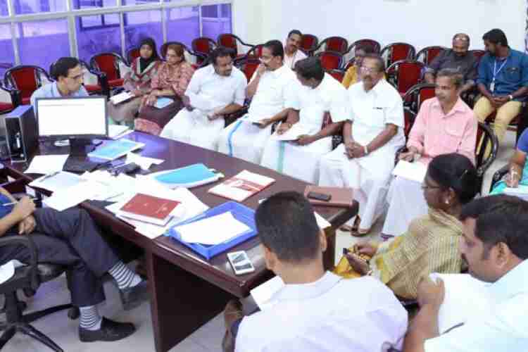 തിരഞ്ഞെടുപ്പ് പ്രചരണ സാമഗ്രികളുടെ വില നിശ്ചയിക്കുന്നതു സംബന്ധിച്ച യോഗത്തില്‍  ജില്ലാ കലക്ടര്‍ എച്ച്. ദിനേശന്‍ സംസാരിക്കുന്നു. 