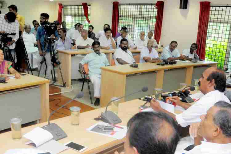 കളക്ടറേറ്റില്‍ റവന്യൂ മന്ത്രി ഇ.ചന്ദ്രശേഖരന്റെ അധ്യക്ഷതയില്‍ ചേര്‍ന്ന  എന്‍ഡോസള്‍ഫാന്‍ ദുരിതബാധിതരുടെ ഏകോപനത്തിനും പുനരധിവാസത്തിനുമുളള ജില്ലാതല സെല്‍ യോഗം.