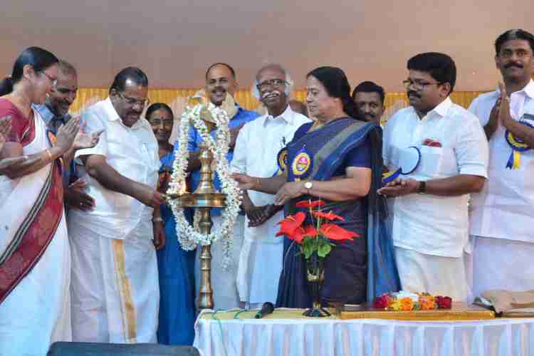 പിണറായി ഹൈടെക് വീവിങ്ങ് മില്‍സ് പ്രവര്‍ത്തനോദ്ഘാടനം മന്ത്രി ഇ പി ജയരാജന്‍ നിര്‍വഹിക്കുന്നു
