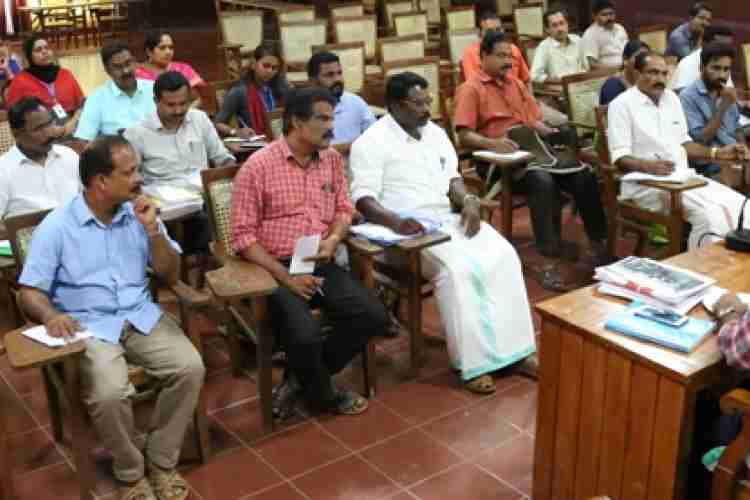 തിരഞ്ഞെടുപ്പ് പ്രചരണങ്ങളുടെ വരവ് ചിലവ് കണക്കുകളെ കുറിച് സ്ഥാനാര്‍ഥികള്‍ക്കും രാഷ്ട്രീയ പാര്‍ട്ടികള്‍ക്കുമായി  കലക്ടറേററ്  കോണ്‍ഫറന്‍സ് ഹാളില്‍ വിളിച്ചു കൂട്ടിയ യോഗത്തില്‍ തിരഞ്ഞെടുപ്പ് നിരീക്ഷകന്‍  ഡി.വി സിംഗ് സംസാരിക്കുന്നു