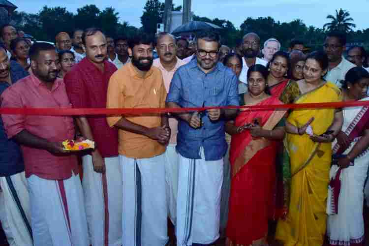 ജില്ലാ പഞ്ചായത്ത്‌ വാർഷിക പദ്ധതി: കരുതലിന്റെ കൂടണഞ്ഞ്  24 കുടുംബങ്ങൾ   ഏഴോം ഫ്ലാറ്റ് സമുച്ചയത്തിന്റെ താക്കോൽ മന്ത്രി എം ബി രാജേഷ് കൈമാറി