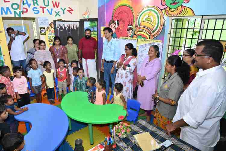 സംസ്ഥാന ഭക്ഷ്യ കമ്മീഷൻ  ചെയർപേഴ്‌സൺ ഡോ.ജിനു സക്കറിയ ഉമ്മന്റെ നേതൃത്വത്തിലുള്ള ഉദ്യോഗസ്ഥ സംഘം ആറളം ഫാമിലെ ബ്ലോക്ക്  9ലുള്ള അംഗൻവാടി സന്ദർശിക്കുന്നു.