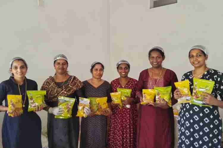 ഫ്രഷ് ബൈറ്റസ് ഉത്പന്നങ്ങളുടെ നിർമ്മാണത്തിൽ ഏർപ്പിട്ടിരിക്കുന്ന കുടുംബശ്രീ പ്രവർത്തകർ