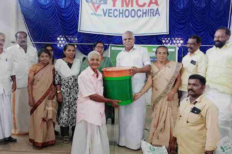 ജി ബിന്നുകളുടെ വിതരണോദ്ഘാടനം വെച്ചൂച്ചിറ ഗ്രാമപഞ്ചായത്ത് പ്രസിഡന്റ് റ്റി കെ ജയിംസ് നിര്‍വഹിക്കുന്നു