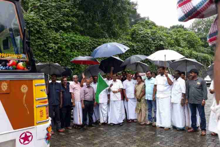 ആലപ്പുഴയിലെ ദുരിതാശ്വാസ കേന്ദ്രത്തിലേക്കുള്ള ഹില്ലി അക്വാ കുപ്പിവെള്ളം കൊ ുപോകുന്ന വാഹനം പി ജെ ജോസഫ് എം എൽ എ ഫ്ലാഗ് ഓഫ് ചെയ്യുന്നു.