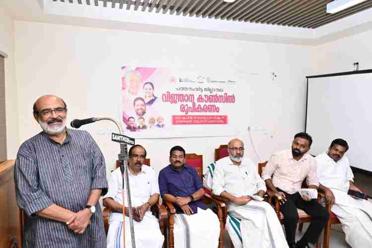വിജ്ഞാന കേരളം സംസ്ഥാന ഉപദേശകന്‍ ഡോ ടി എം തോമസ് ഐസക് 'ഹയര്‍ ദി ബെസ്റ്റ് പദ്ധതി വിശദീകരിക്കുന്നു.