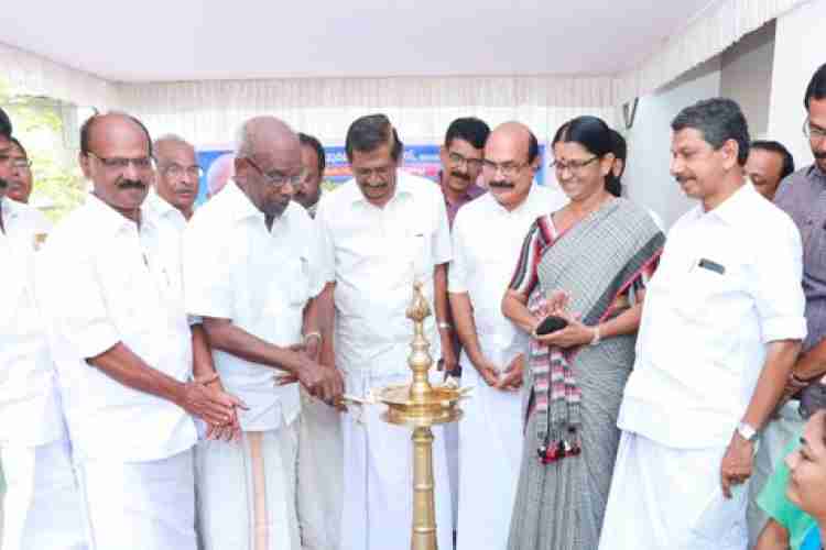 കാരിക്കോട് ജില്ലാ ആയുര്‍വേദ ആശുപത്രിയുടെ പുതിയ പേ വാര്‍ഡ് ബ്ലോക്കിന്റെ ഉദ്ഘാടനം വൈദ്യുതി വകുപ്പ് മന്ത്രി എം.എം മണി  നിര്‍വഹിക്കുന്നു.  