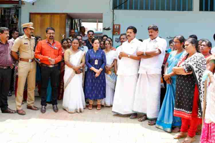 വാഴത്തോപ്പില്‍ ശുചീകരണ യജ്ഞത്തിന്റെ ജില്ലാതല ഉദ്ഘാടനം റോഷി അഗസ്റ്റിന്‍ എം എല്‍ എ നിര്‍വഹിക്കുന്നു.
