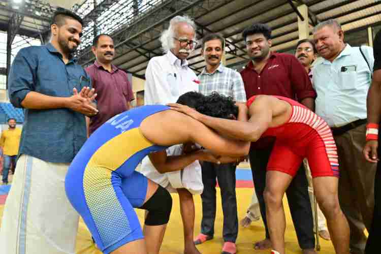 നവീകരിച്ച മുണ്ടയാട് ഇൻഡോർ സ്റ്റഡിയം ഉദ്ഘാടനം ചെയ്തു; സോളാർ പ്ലാന്റിന്റെ പ്രവൃത്തിക്ക് തുടക്കം 