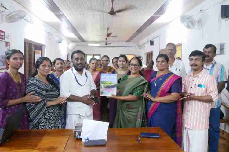 തില്ലങ്കേരി പഞ്ചായത്ത് ജലബജറ്റ് പ്രസിഡന്റ് പി ശ്രീമതി പ്രകാശനം ചെയ്യുന്നു.