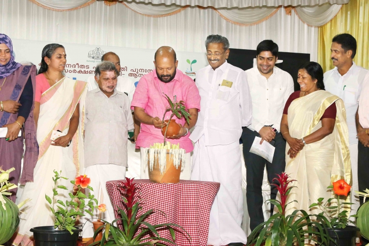 കബനി നദീതട പരിസ്ഥിതി പുന:സ്ഥാപന പദ്ധതിയായ ജല സമ്മേളം ഉദ്ഘാടനം  മന്ത്രി വി.എസ്.സുനില്‍കുമാര്‍ നിര്‍വഹിക്കുന്നു