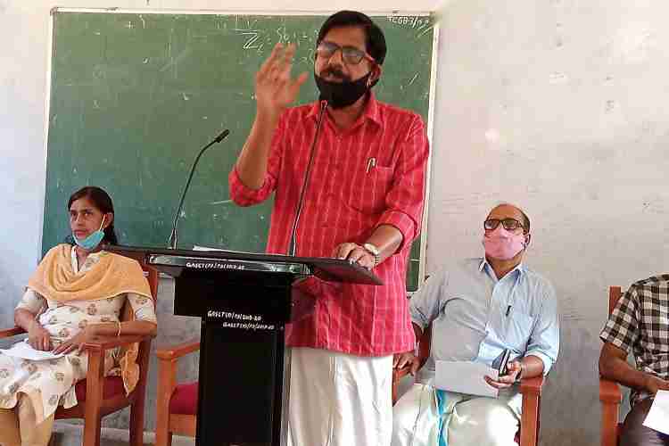 ജീവനി പദ്ധതി ഉദ്ഘാടനം തൃത്താല ബ്ലോക്ക് പഞ്ചായത്ത് ആരോഗ്യ വിദ്യാഭ്യാസ സ്റ്റാന്‍ഡിങ് കമ്മിറ്റി ചെയര്‍മാന്‍ കെ കൃഷ്ണകുമാര്‍ നിര്‍വഹിക്കുന്നു.
